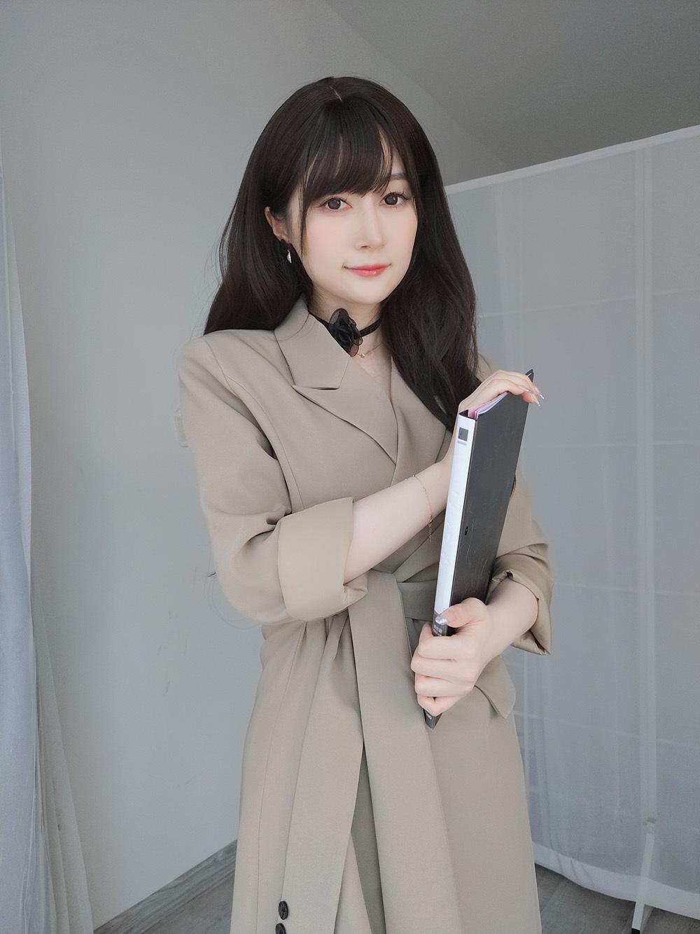 漫圈炸了!白银81新出的 Cos 图刷屏,她的故事比角色还动人