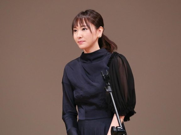 新垣结衣2025年再登人气榜首！从演员到制片人